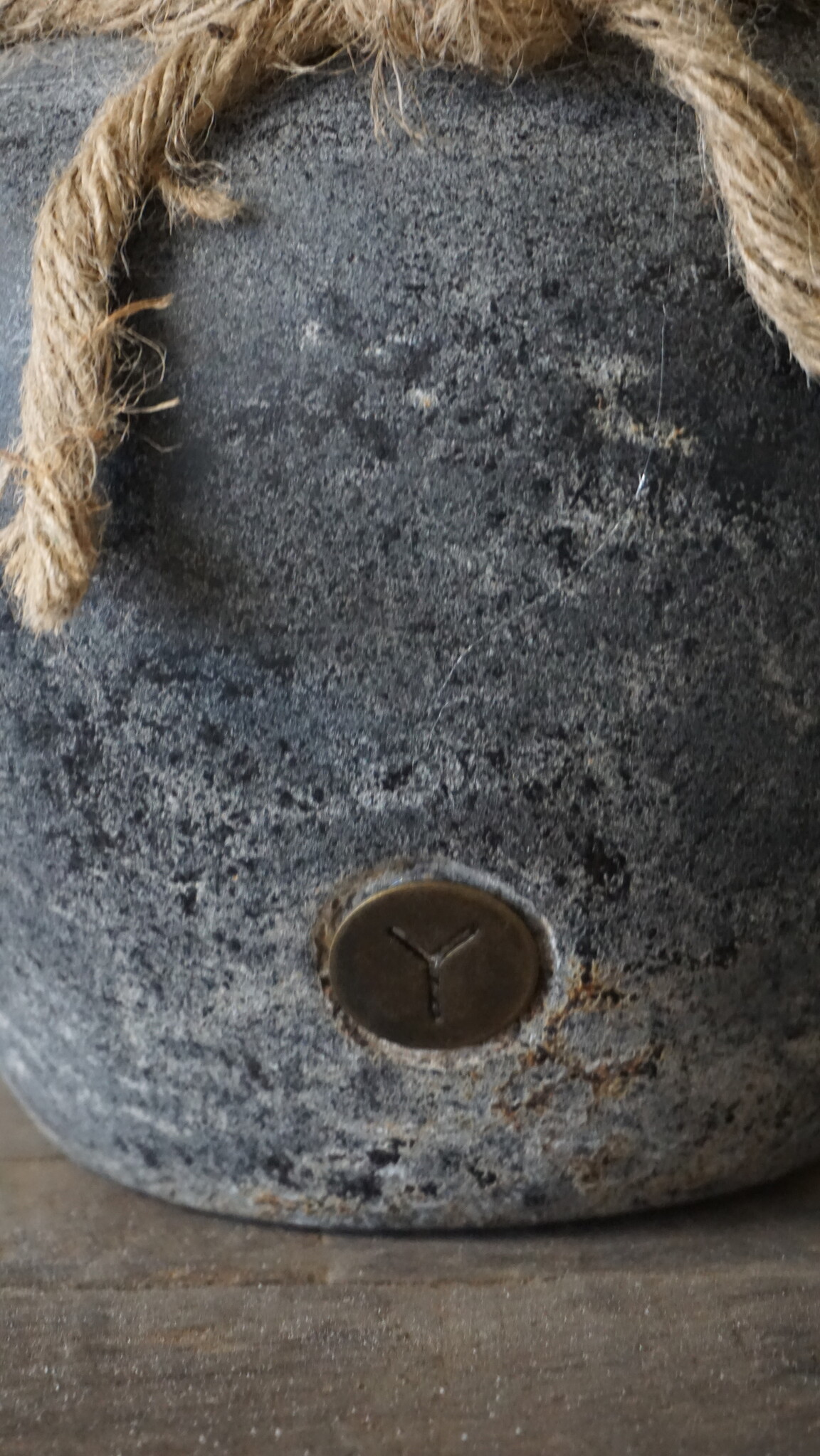 Brynxz Plantenbak Twee Oren Met Touw Basalt | H27xB21 cm