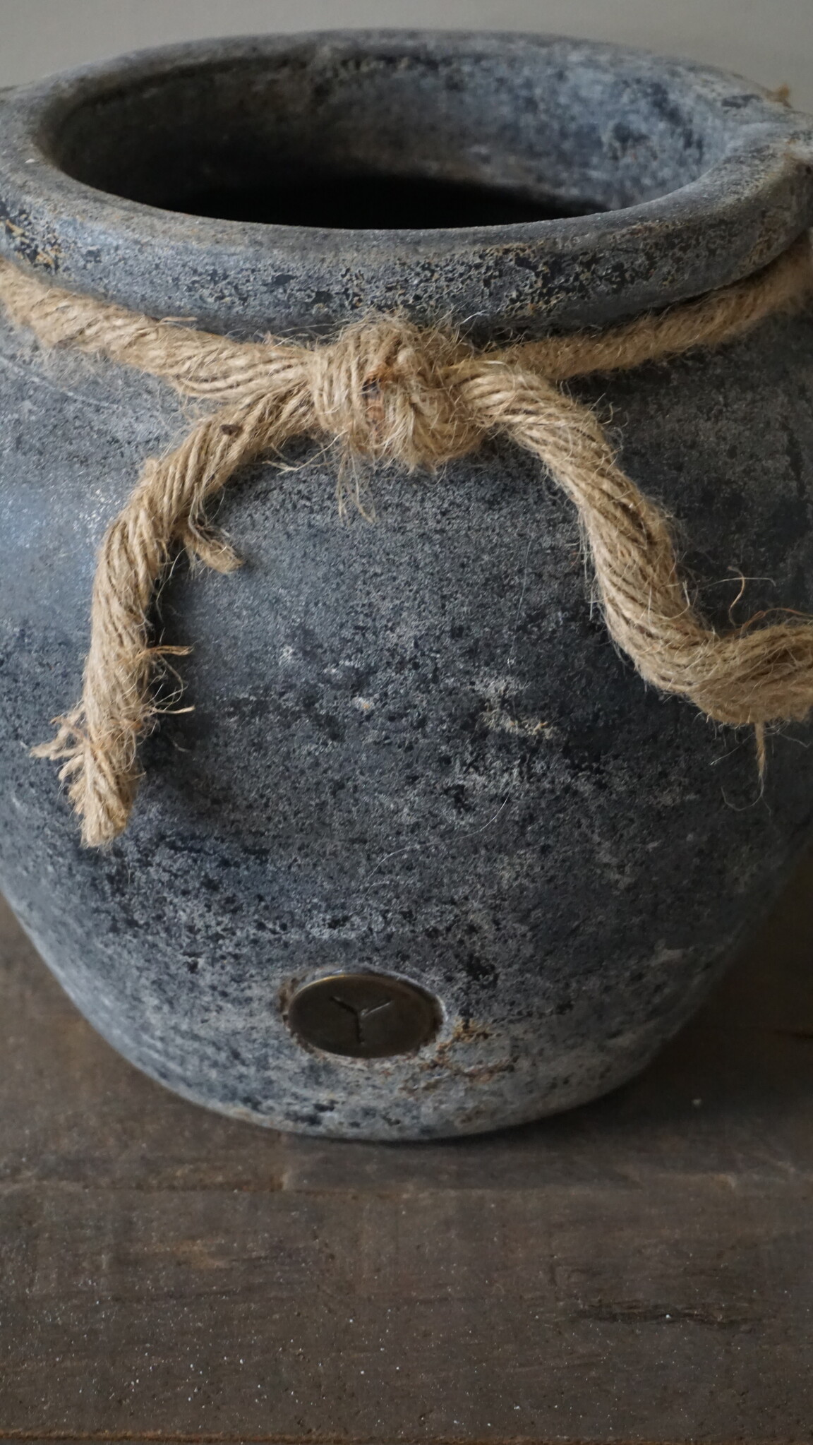 Brynxz Plantenbak Twee Oren Met Touw Basalt | H27xB21 cm