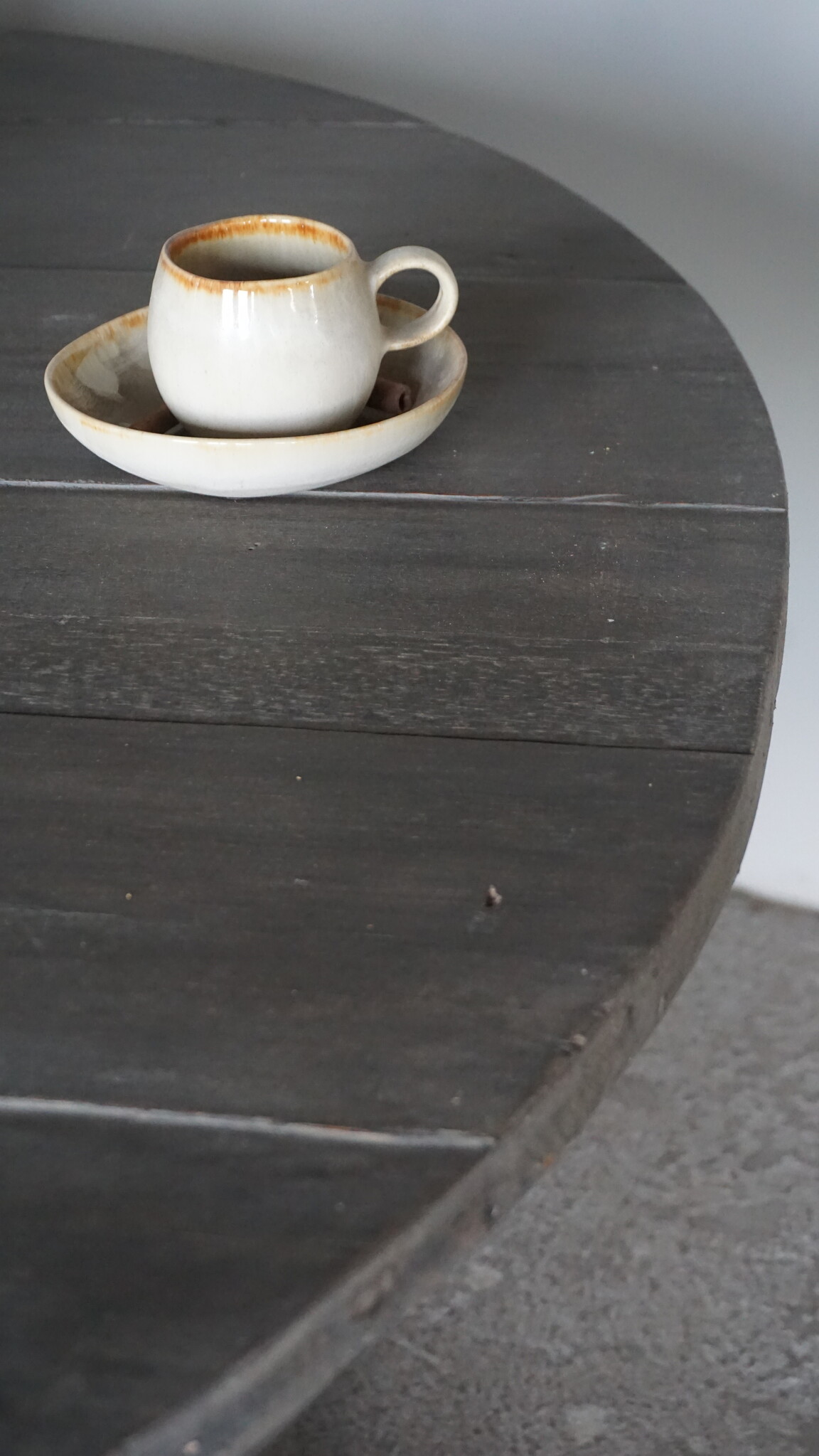 Rene Houtman Ronde Tafel | Grijs | Hout | H77 x D140 cm