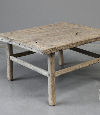 Be-Uniq Oude Bijzettafel | China | H38 x B71 x D56 cm Be-Uniq Oude Bijzettafel | China | H38 x B71 x D56 cm