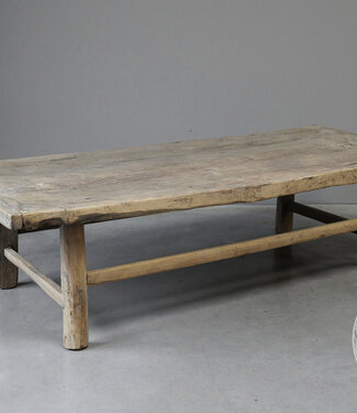 Be-Uniq Oude Salontafel | China | H42 x B160 x D72 cm Be-Uniq Oude Salontafel | China | H42 x B160 x D72 cm