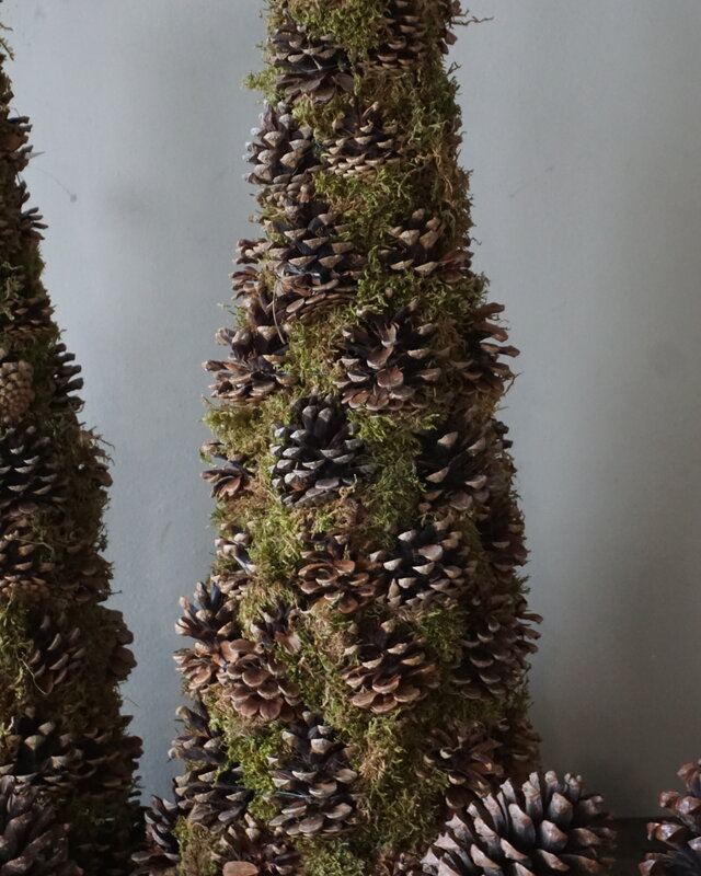 Rene Houtman Kerstboom Mos Met Dennenappels | H65 cm