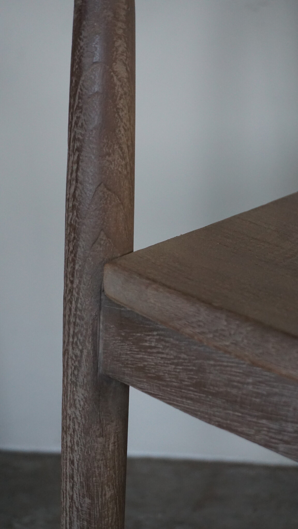 Be-Uniq Armstoel Zira | Vergrijsd Teak | H77xB54xD50 Cm