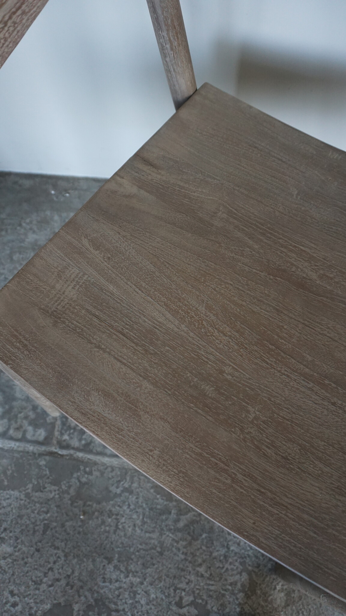 Be-Uniq Armstoel Zira | Vergrijsd Teak | H77xB54xD50 Cm