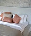 Bazar Bizar Antwerp The Oh My Gee kussenhoes - zalmroze - 30x50