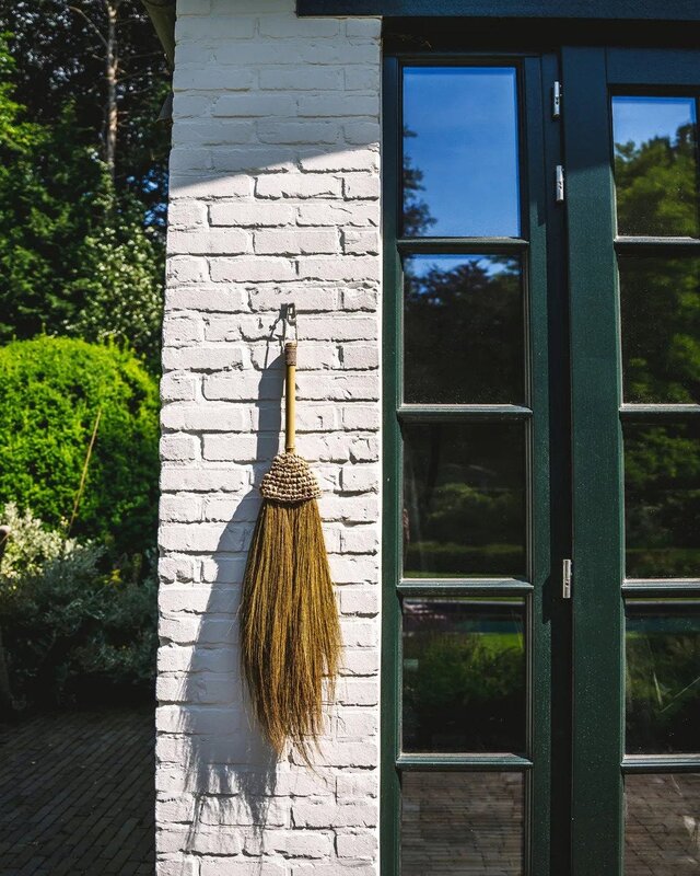 Bazar Bizar Antwerp De raffia bezem - naturel