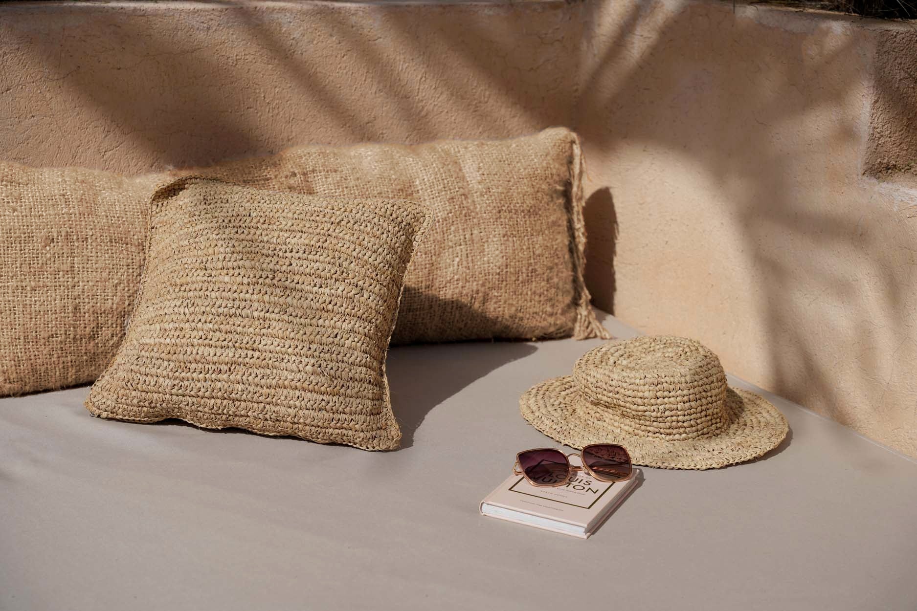 Bazar Bizar Antwerp The Oh My Gee kussenhoes - beige - 35x100