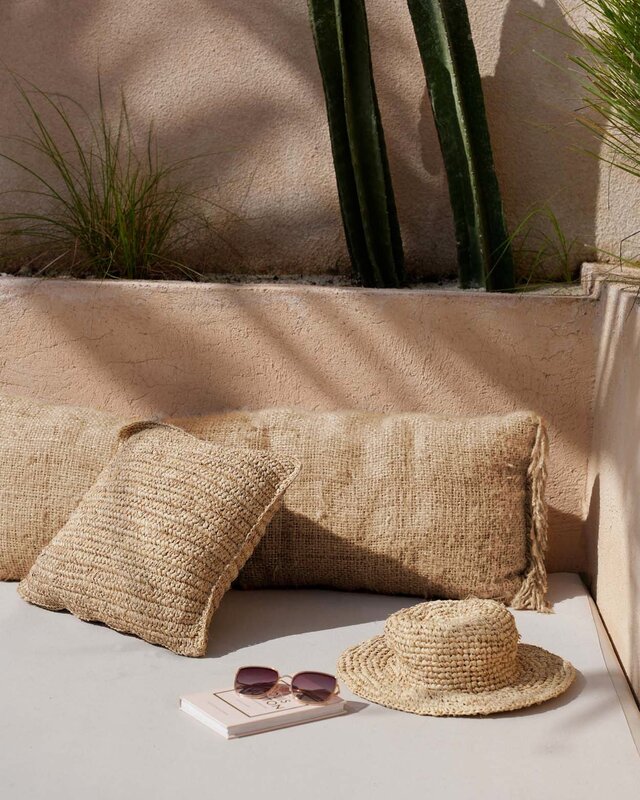 Bazar Bizar Antwerp The Oh My Gee kussenhoes - beige - 35x100