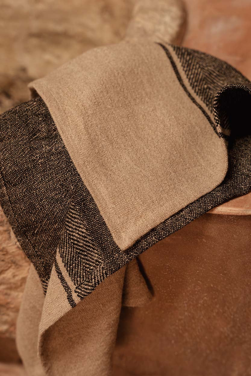 Bazar Bizar Antwerp The Linen Moody keukendoek - naturel zwart - 50x70 cm