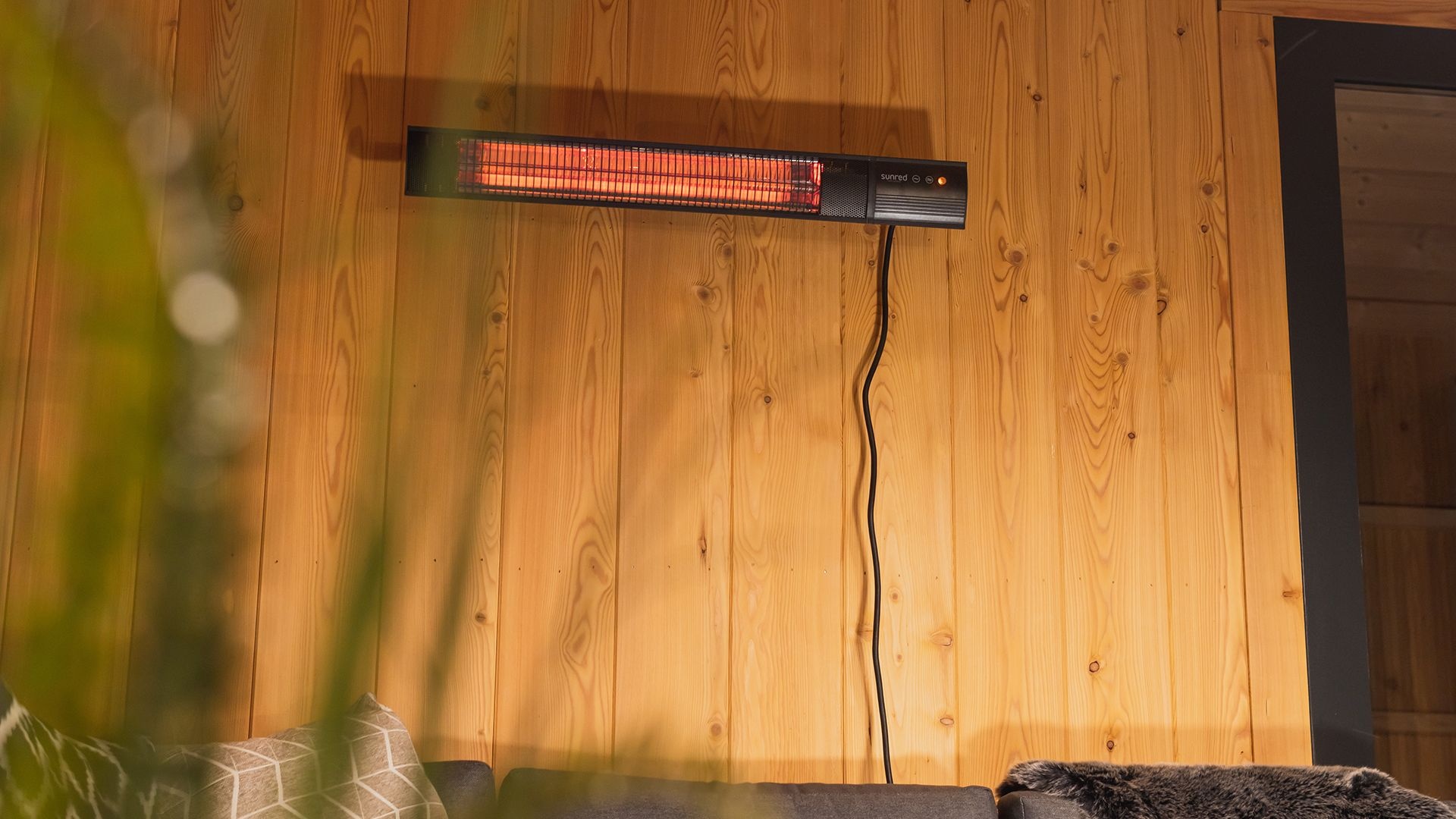 SUNRED Terrasverwarmer Donker wandmodel zwart 2500 watt