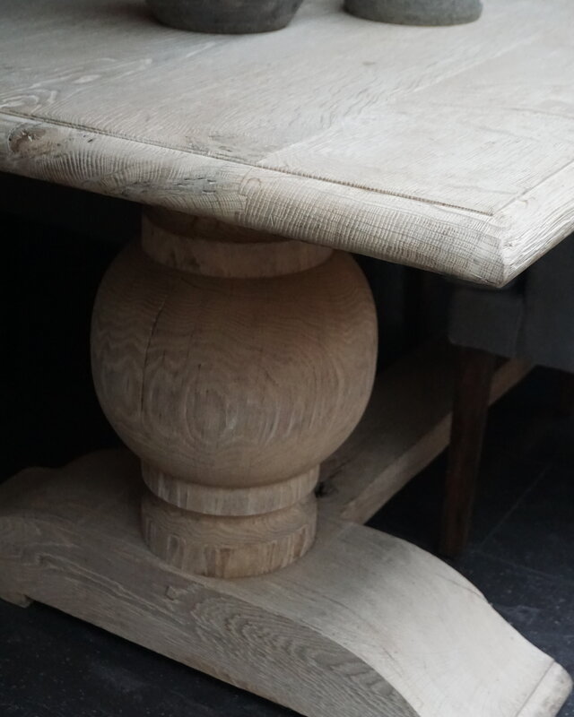 Rene Houtman Eiken Tafel Met Bolpoot | H75xB280xD92 cm