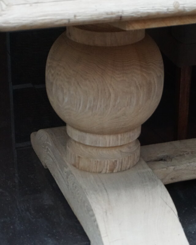 Rene Houtman Eiken Tafel Met Bolpoot | H75xB280xD92 cm
