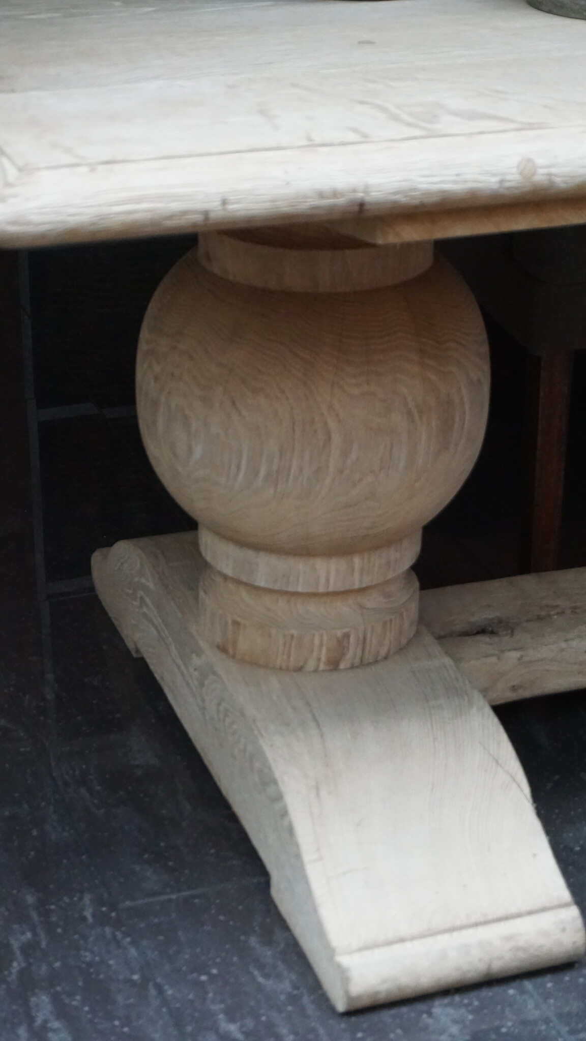 Rene Houtman Eiken Tafel Met Bolpoot | H75xB280xD92 cm