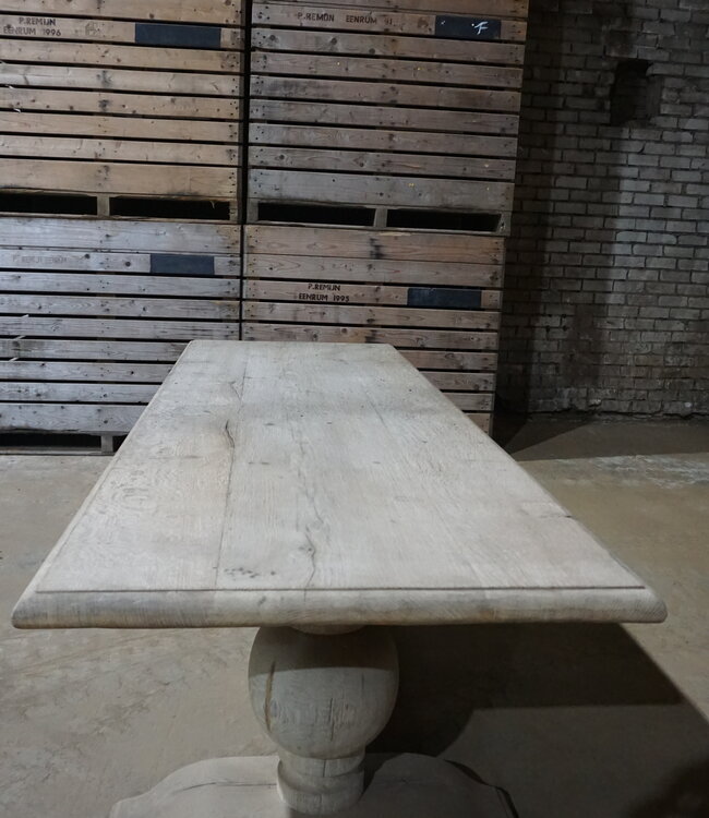 Rene Houtman Eiken Tafel Met Bolpoot | H75xB265xD90 cm