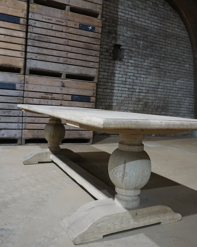 Rene Houtman Eiken Tafel Met Bolpoot | H75xB265xD90 cm