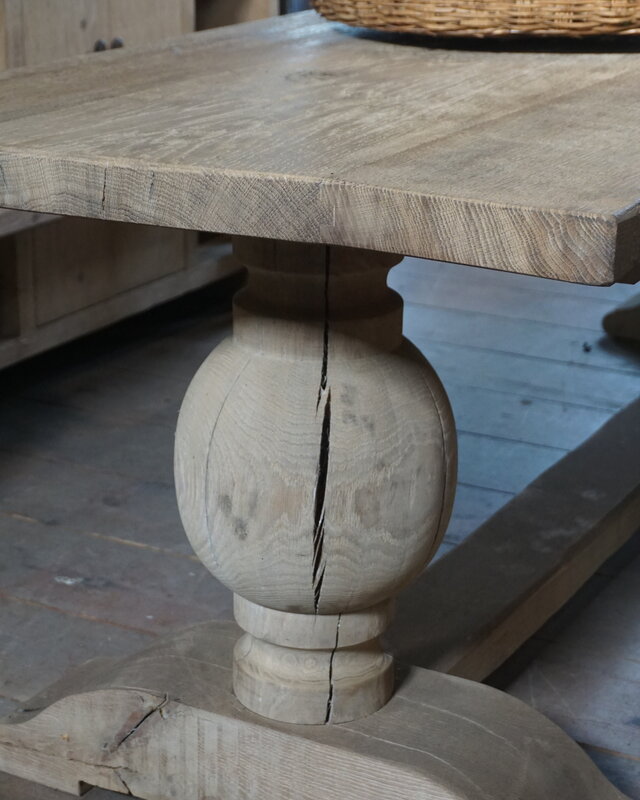 Rene Houtman Eiken Tafel Met Bolpoot | H75xB260xD80 cm