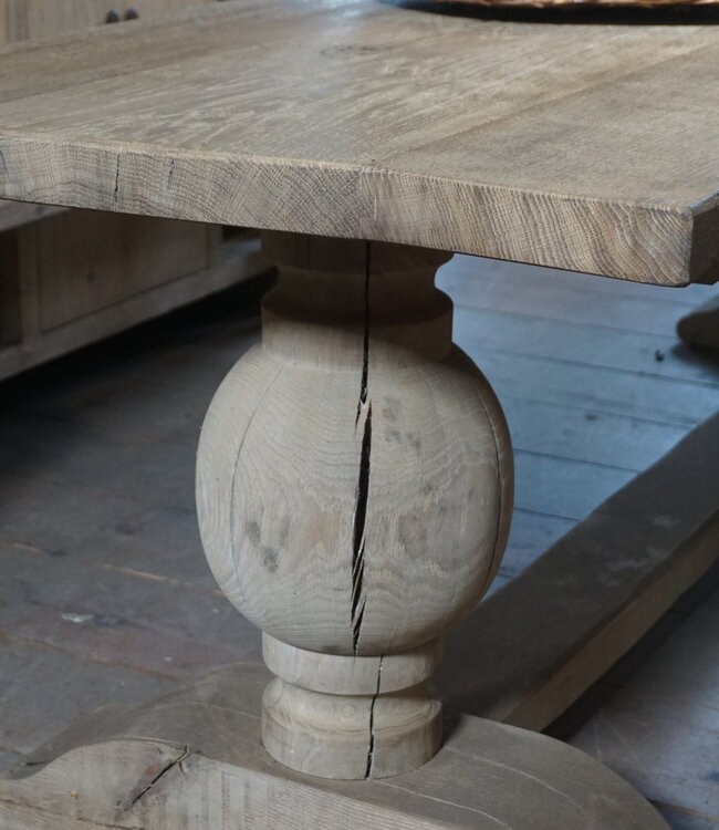 Rene Houtman Eiken Tafel Met Bolpoot | H75xB260xD80 cm