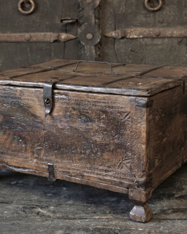 Be-Uniq Antieke Dauri box | India