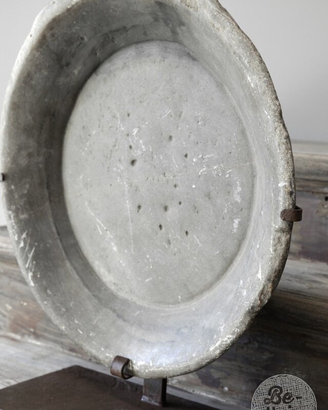 Be-Uniq Antieke Schaal Op Standaard | Marmer | H69 cm