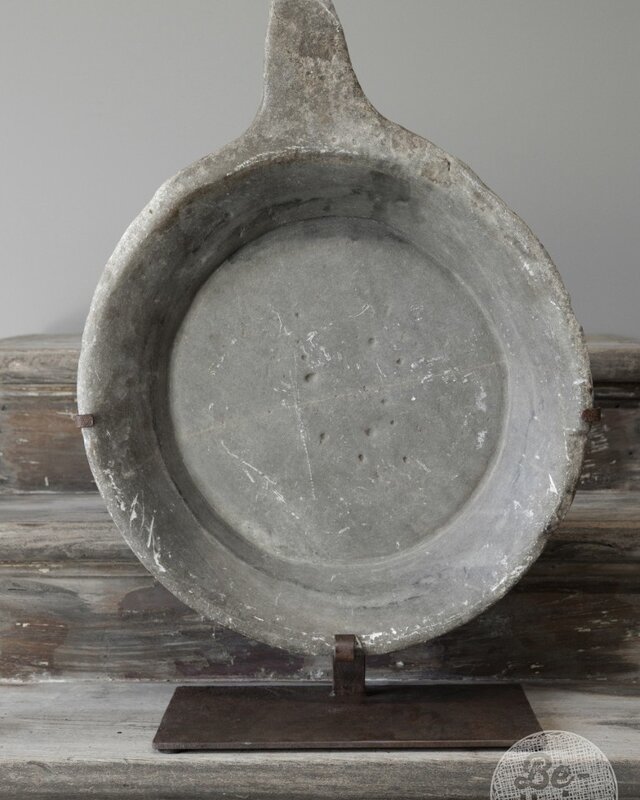 Be-Uniq Antieke Schaal Op Standaard | Marmer | H69 cm