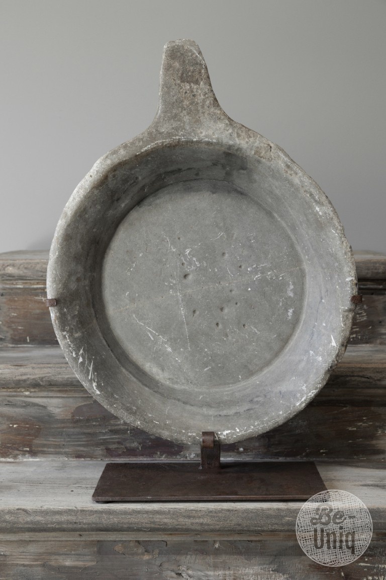 Be-Uniq Antieke Schaal Op Standaard | Marmer | H69 cm