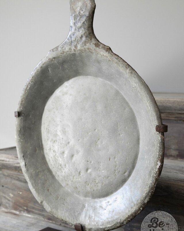 Be-Uniq Antieke Schaal Op Standaard | Marmer | H59 cm