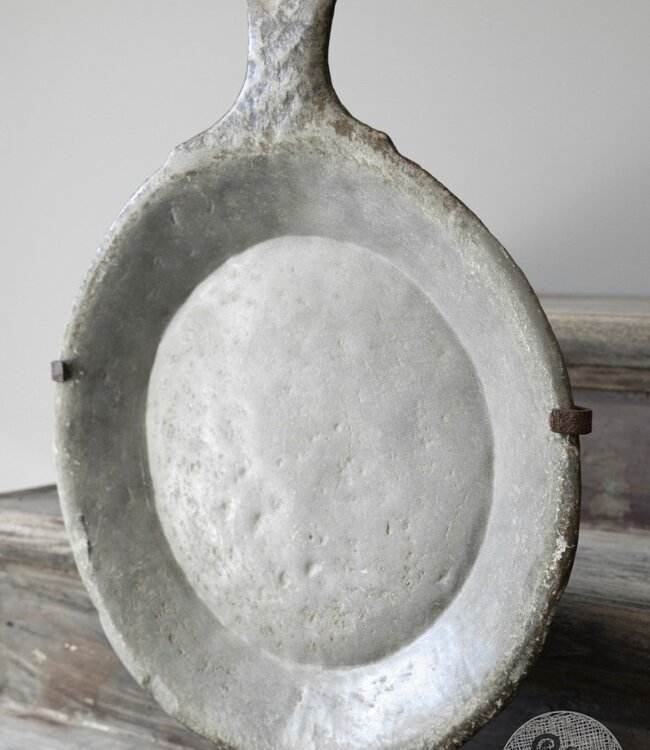 Be-Uniq Antieke Schaal Op Standaard | Marmer | H59 cm