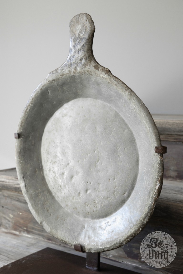 Be-Uniq Antieke Schaal Op Standaard | Marmer | H59 cm