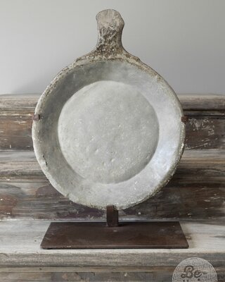 Be-Uniq Antieke Schaal Op Standaard | Marmer | H59 cm