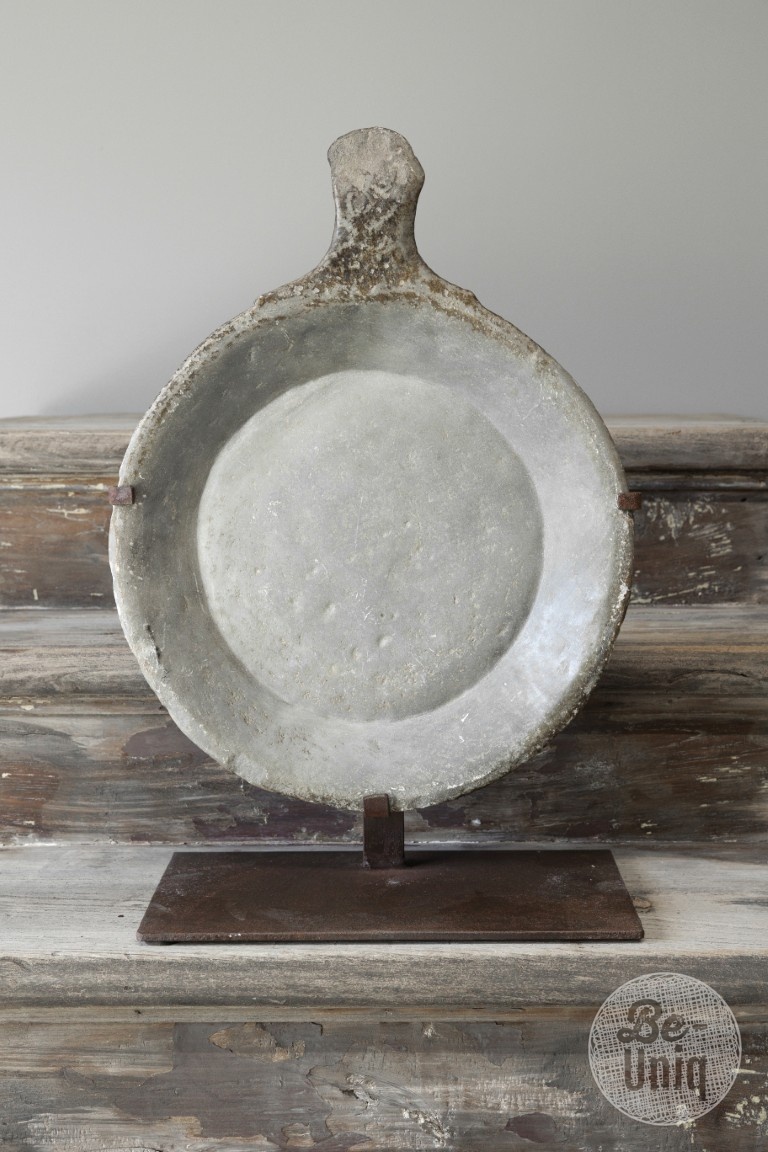 Be-Uniq Antieke Schaal Op Standaard | Marmer | H59 cm