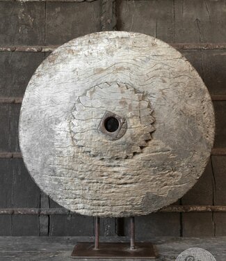 Be-Uniq Oud Wiel Op Standaard | H83 x B76 x D27 cm