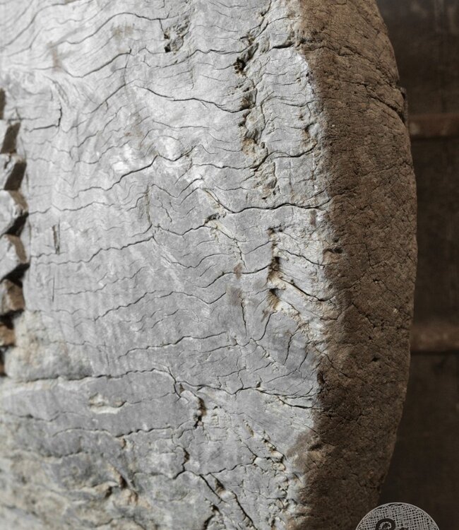 Be-Uniq Oud Wiel Op Standaard | H83 x B76 x D27 cm