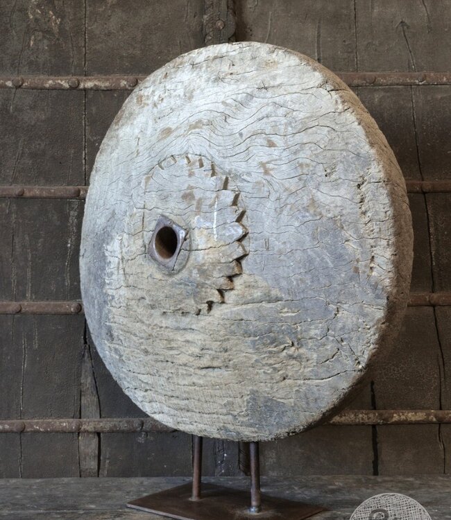 Be-Uniq Oud Wiel Op Standaard | H83 x B76 x D27 cm