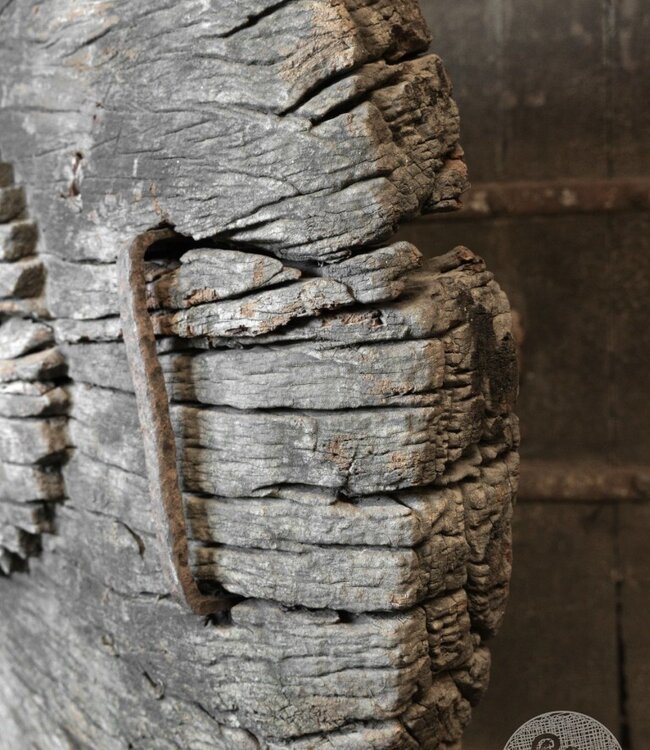 Be-Uniq Oud Wiel Op Standaard | H82 x B74 x D21 cm