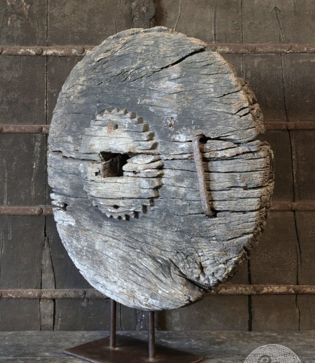 Be-Uniq Oud Wiel Op Standaard | H82 x B74 x D21 cm