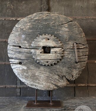 Be-Uniq Oud Wiel Op Standaard | H82 x B74 x D21 cm