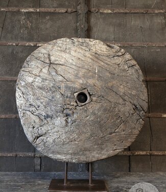 Be-Uniq Oud Wiel Op Standaard | H83 x B73 x D25 cm