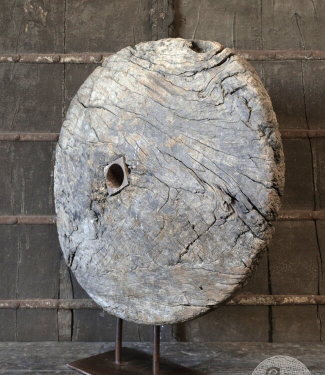 Be-Uniq Oud Wiel Op Standaard | H82 x B74 x D21 cm