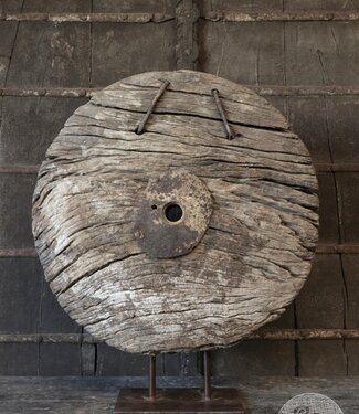 Be-Uniq Oud Wiel Op Standaard | H82 x B74 x D20 cm