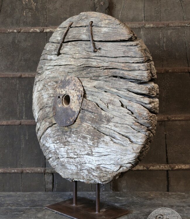 Be-Uniq Oud Wiel Op Standaard | H82 x B74 x D20 cm