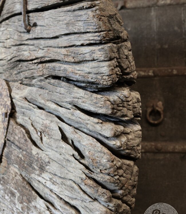 Be-Uniq Oud Wiel Op Standaard | H82 x B74 x D20 cm