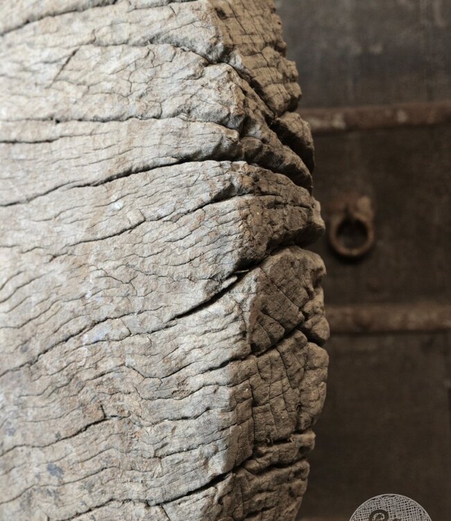 Be-Uniq Oud Wiel Op Standaard | H76 x B70 x D25 cm