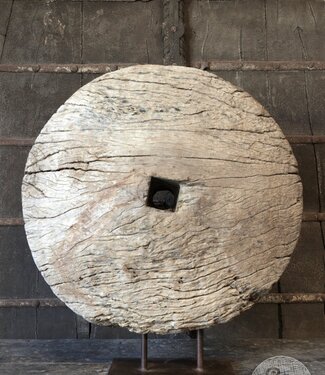 Be-Uniq Oud Wiel Op Standaard | H76 x B70 x D25 cm