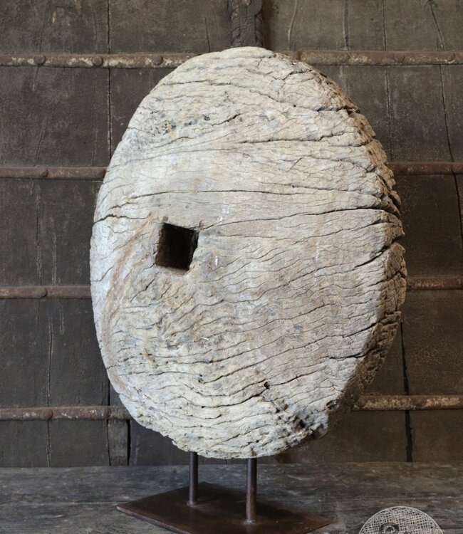 Be-Uniq Oud Wiel Op Standaard | H76 x B70 x D25 cm