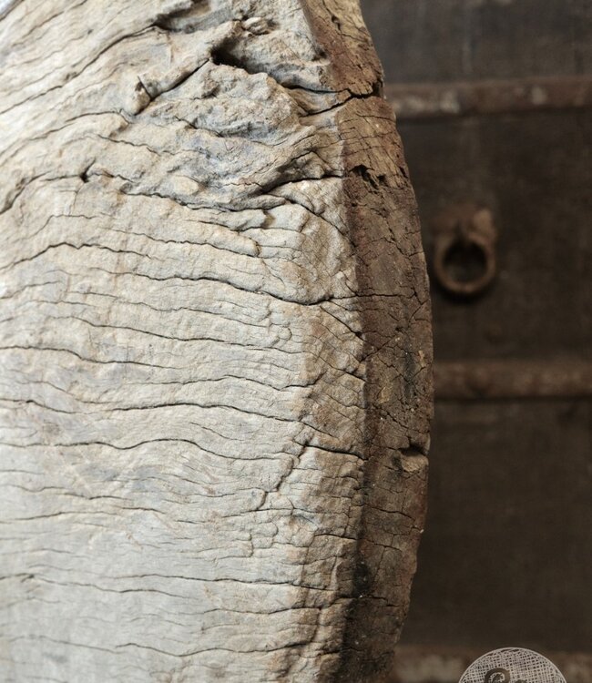 Be-Uniq Oud Wiel Op Standaard | H77 x B67 x D23 cm