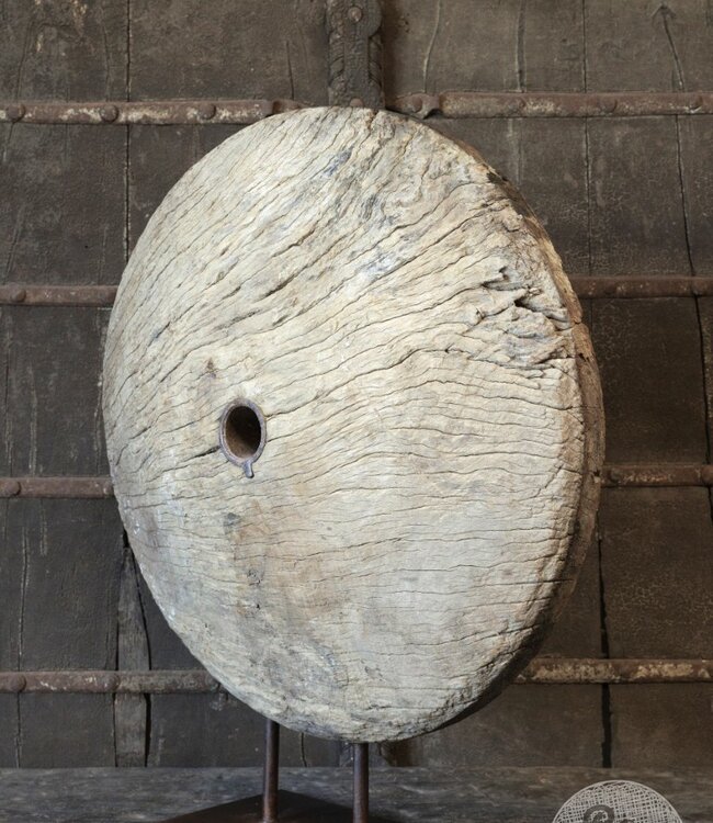 Be-Uniq Oud Wiel Op Standaard | H77 x B67 x D23 cm