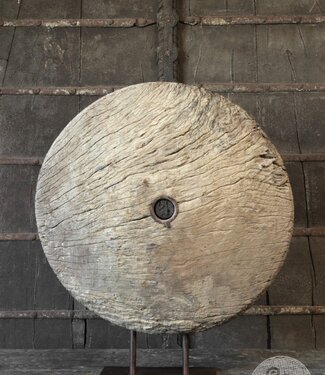 Be-Uniq Oud Wiel Op Standaard | H77 x B67 x D23 cm