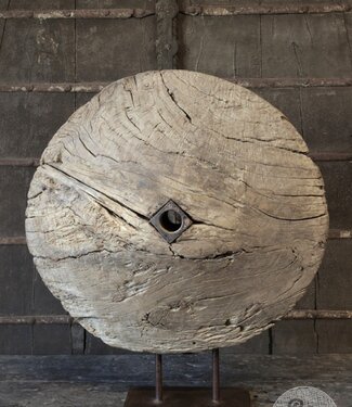 Be-Uniq Oud Wiel Op Standaard | H80 x B75 x D25 cm