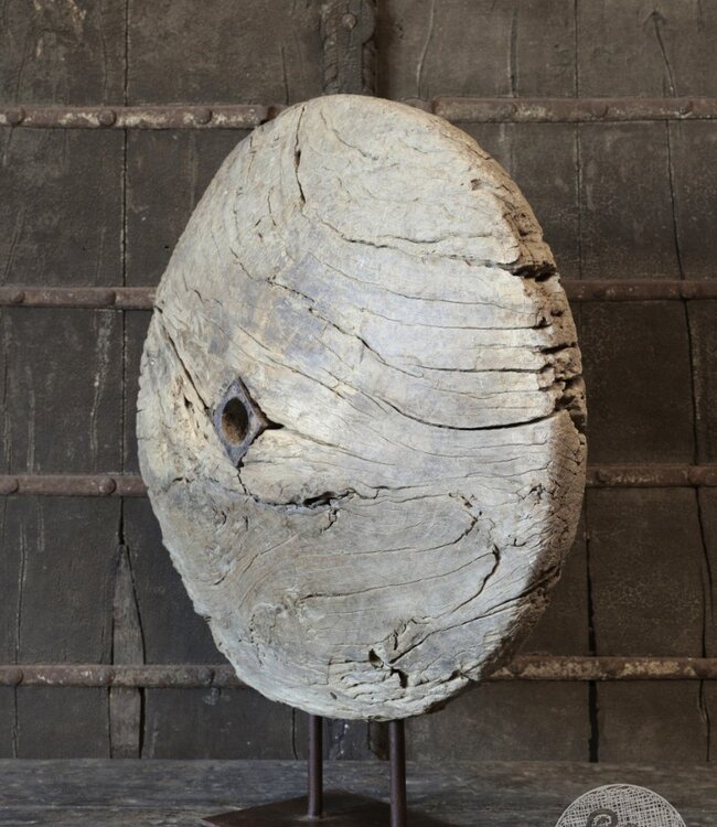 Be-Uniq Oud Wiel Op Standaard | H80 x B75 x D25 cm