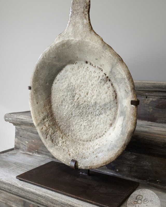 Be-Uniq Antieke Schaal Op Standaard | Marmer | H59 cm
